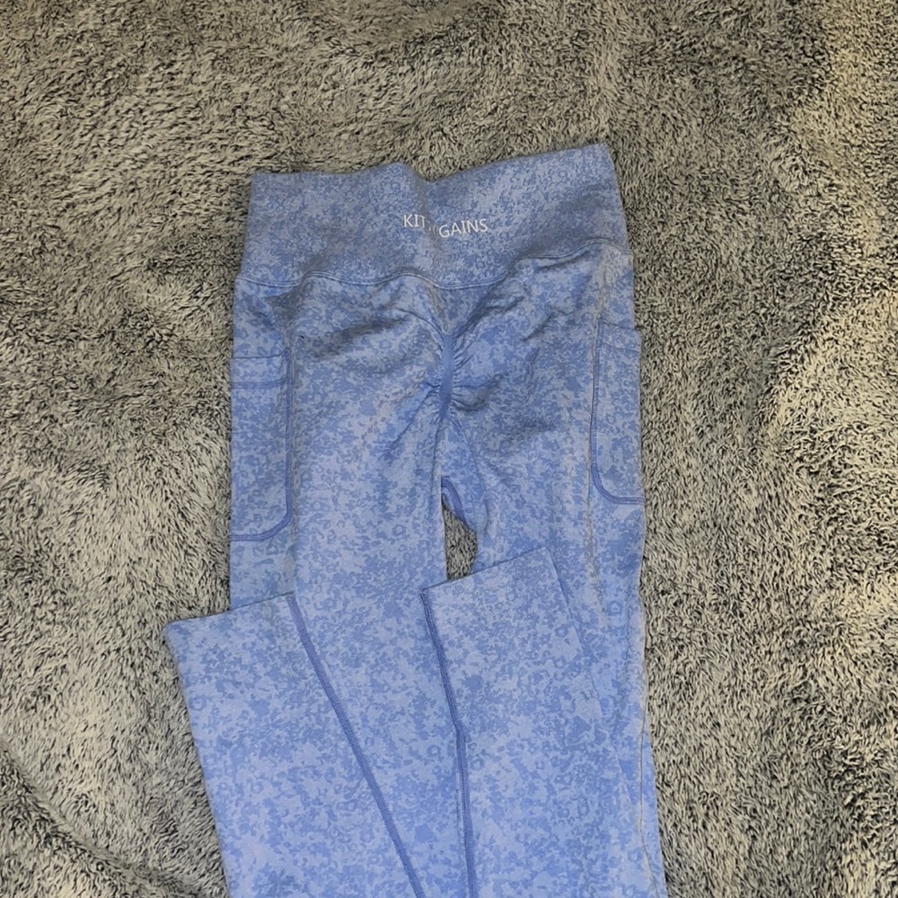 Kitty gains leggings